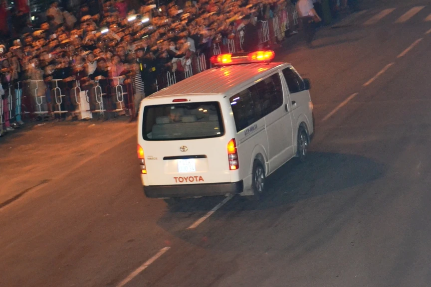 Người dân đón chờ ông Nguyễn Bá Thanh trở về ảnh 4