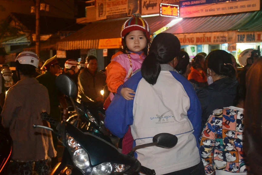 Người dân đón chờ ông Nguyễn Bá Thanh trở về ảnh 6