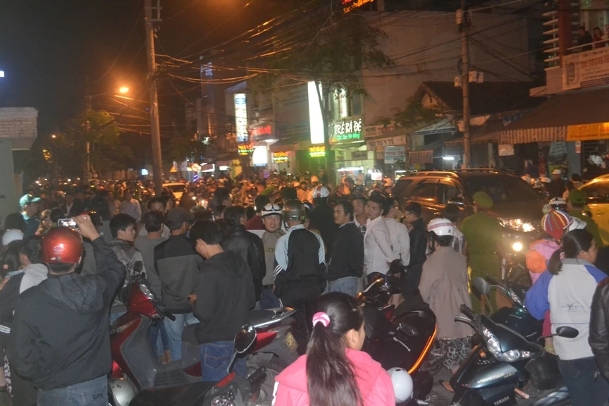 Người dân đón chờ ông Nguyễn Bá Thanh trở về ảnh 7