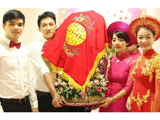 Công việc bê tráp đám cưới giúp nhiều đôi uyên ương có ngày lễ trọn vẹn