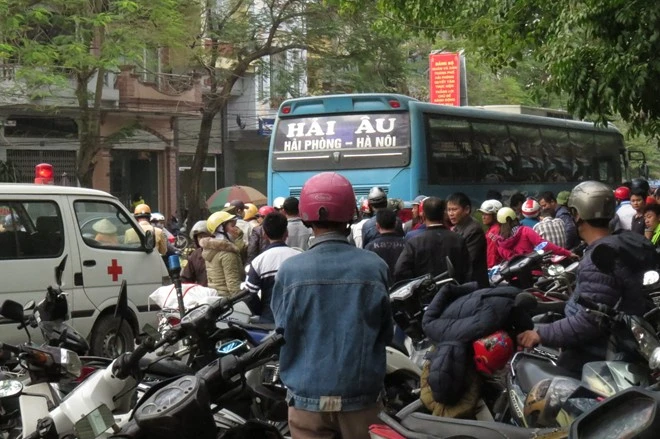 Người dân tập trung xem lực lượng chức năng khám nghiệm hiện trường