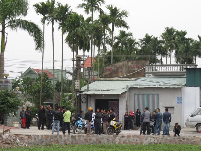 Rất đông người dân hiếu kỳ chứng kiến lực lượng chức năng khám nghiệm hiện trường