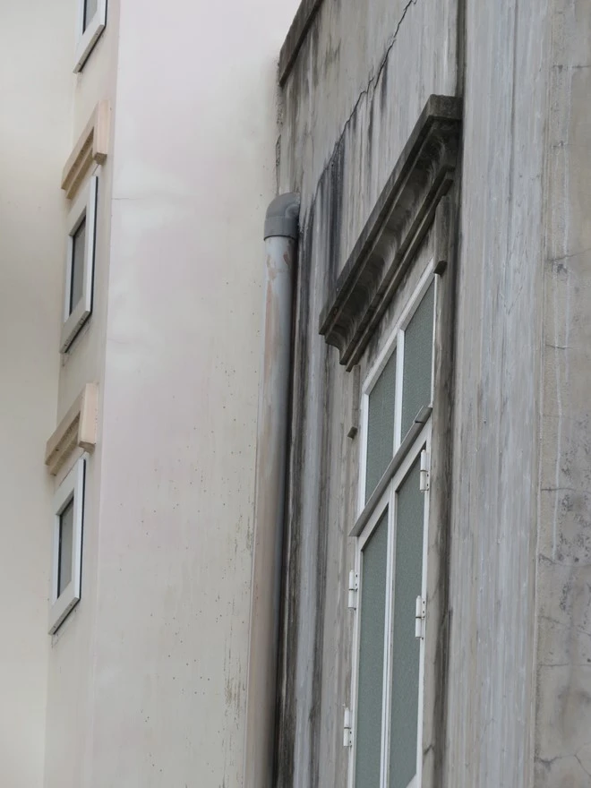 Vết máu loang lổ trên đường ống nước tại hiện trường vụ án