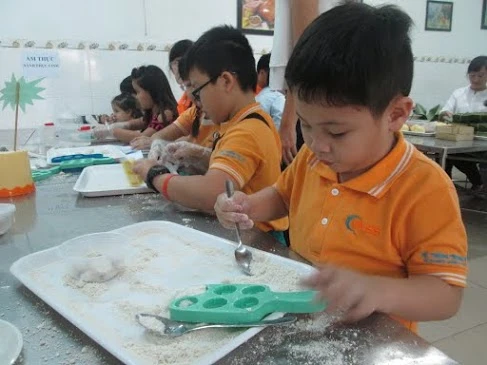 Trẻ học rót trà, làm bánh chưng ngày Tết ảnh 3