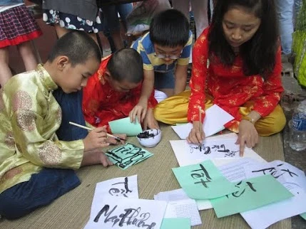 Trẻ học rót trà, làm bánh chưng ngày Tết ảnh 6