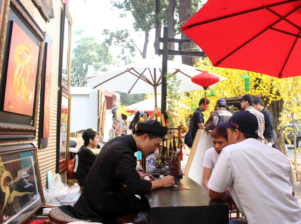 TP.HCM: Già trẻ dắt nhau xuống phố ông đồ ảnh 11