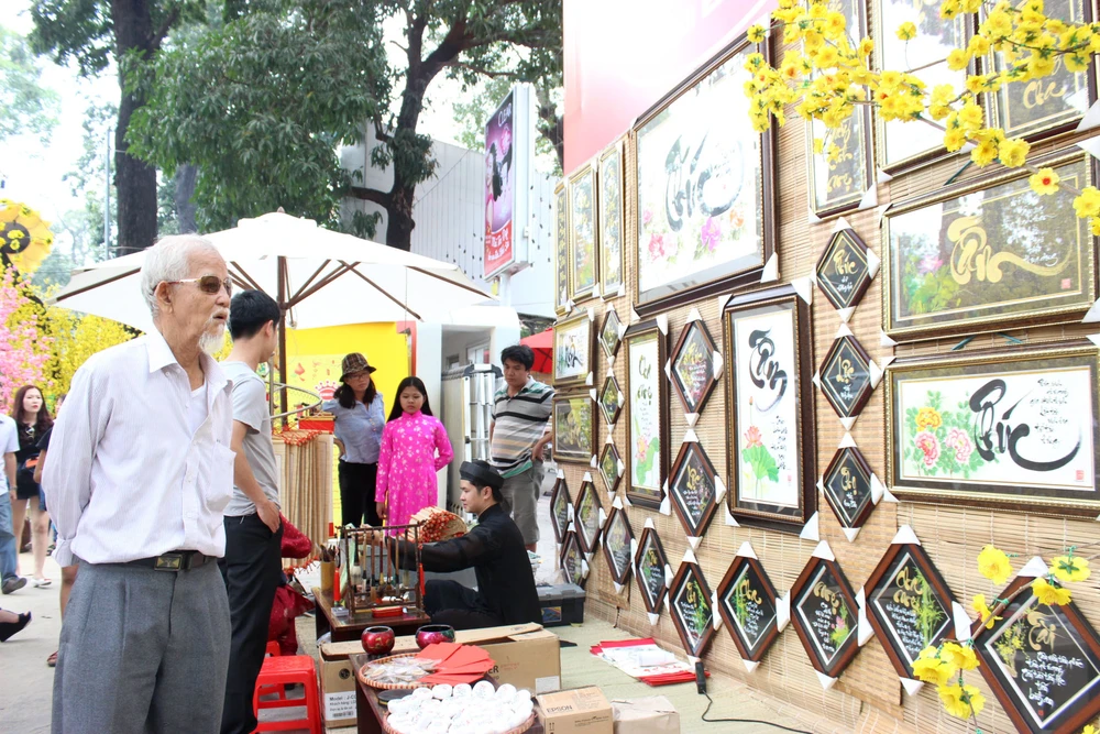 TP.HCM: Già trẻ dắt nhau xuống phố ông đồ ảnh 2