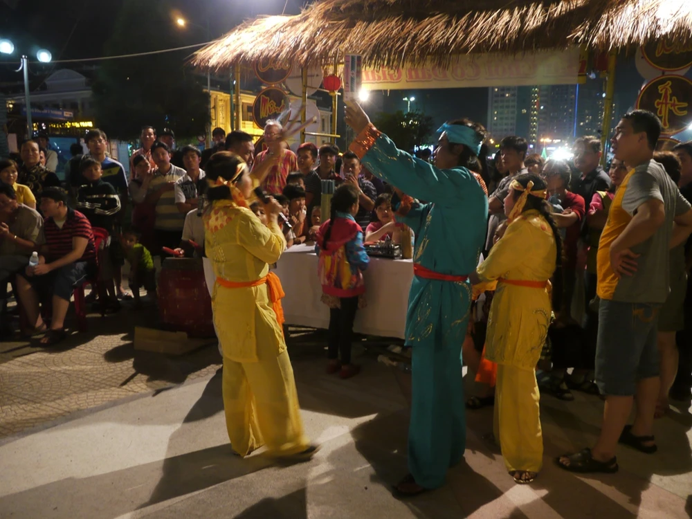  Ngày xuân đi xem bài chòi cổ dân gian ảnh 6