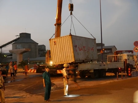 Container rơi giữa xa lộ, giao thông tê liệt nhiều giờ ảnh 1