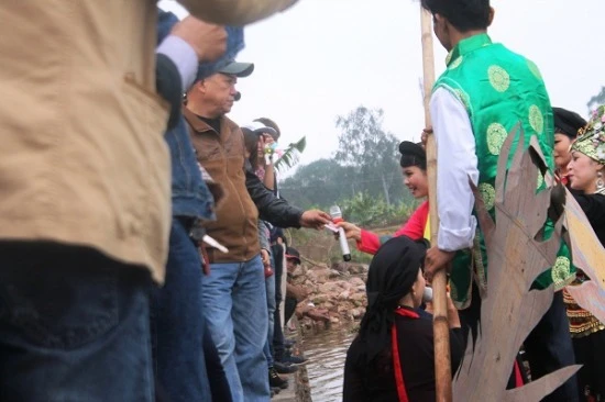 Cấm ngửa nón, bán trầu, liền anh liền chị ngửa tay “xin” tiền ở hội Lim ảnh 4