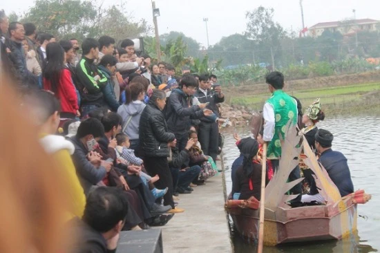 Cấm ngửa nón, bán trầu, liền anh liền chị ngửa tay “xin” tiền ở hội Lim ảnh 8