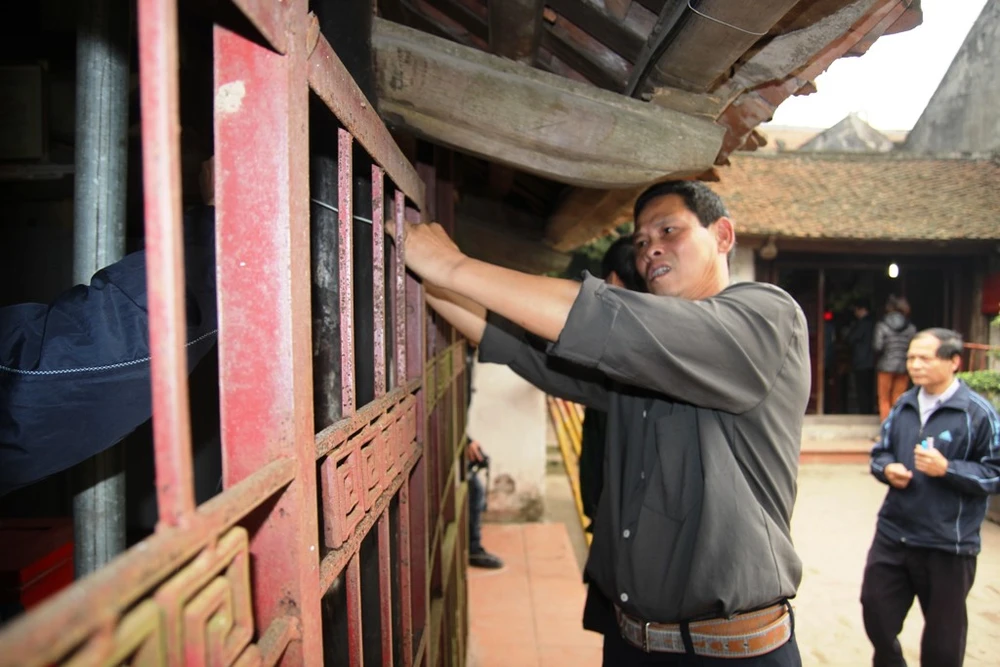 Đền Trần: Dòng người chen chân trước giờ khai ấn ảnh 3