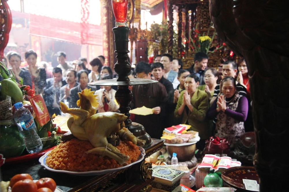 Đền Trần: Dòng người chen chân trước giờ khai ấn ảnh 5