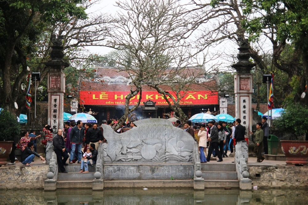 Đền Trần: Dòng người chen chân trước giờ khai ấn ảnh 6