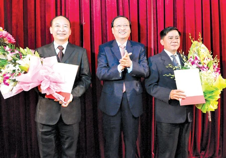 Ông Tô Huy Rứa trao Quyết định của Bộ Chính trị và chúc mừng các ông Trần Cẩm Tú, Phó Chủ nhiệm Ủy ban Kiểm tra TW; Phạm Văn Sinh, Bí thư Tỉnh ủy, Chủ tịch HÐND tỉnh Thái Bình.