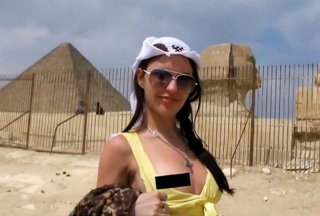 Clip ‘khiêu dâm’ quay tại kim tự tháp Ai Cập gây phẫn nộ ảnh 1