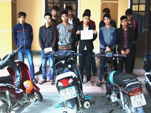 Nhóm 11 thanh niên mang tuýp sắt, gạch đá đuổi đánh người, đập phá xe máy bị triệu tập tới cơ quan công an Chiều 7-3, Đại úy Nguyễn Trường Thi, Đội trưởng Đội Cảnh sát điều tra tội phạm về trật tự xã hội Công an huyện Đức Thọ (tỉnh Hà Tĩnh), cho biết cơ quan điều tra đã triệu tập Nguyễn Đình Phúc (25 tuổi), Nguyễn Thanh Tùng (16 tuổi, đều ngụ xã Đức Lập, huyện Đức Thọ) cùng 9 người khác để làm rõ về hành vi cố ý phá hỏng tài sản người khác. Trước đó, vào khoảng 20 giờ ngày 6-3, anh Đoàn Xuân Đạt (23 tuổi, trú xã Đức Hòa, huyện Đức Thọ) cùng Nguyễn Đình Phúc, Nguyễn Thanh Tùng và một số người bạn nữa tới hát tại quán karaoke Hải Giang (xã Tùng Ảnh). Trong lúc hát, Nguyễn Đình Phúc đã nhắc tới việc một người trong nhóm hát có nợ anh ta 1 triệu đồng. Bị hỏi nợ giữa chỗ đông người lại sẵn hơi men trong người, những người kia đã cay cú rồi đuổi đánh Phúc và Tùng. Sau khi chạy thoát, Phúc và Tùng về nhà gọi thêm 9 thanh niên cùng xã (độ tuổi từ 17-22) cầm tuýp sắt, gạch đá lên tìm nhóm thanh niên đuổi đánh mình để trả thù. Khi phát hiện thấy anh Đoàn Xuân Đạt đang điều khiển xe máy di chuyển về nhà, cho rằng lúc nãy anh này có lời qua tiếng lại với mình nên nhóm của Phúc đã dùng xe máy đuổi theo để đánh. Quá hoảng sợ, lái xe chạy được khoảng 700 m, anh Đạt đã vứt xe giữa đường rồi chạy bộ vào nhà dân gần đó lẩn trốn. Tức tối vì không đuổi được, 11 người kia đã dùng tuýp sắt, gạch đập và phá hỏng chiếc xe máy Honda Wave do anh Đạt vứt lại. Nhận được tin báo, Công an huyện Đức Thọ đã có mặt tại hiện trường thu giữ tang vật, triệu tập các đối tượng để xử lý về hành vi gây rối trật tự công cộng, phá hoại tài sản.