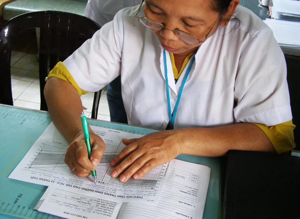  Người dân tập trung cho con tiêm vaccine miễn phí ảnh 14