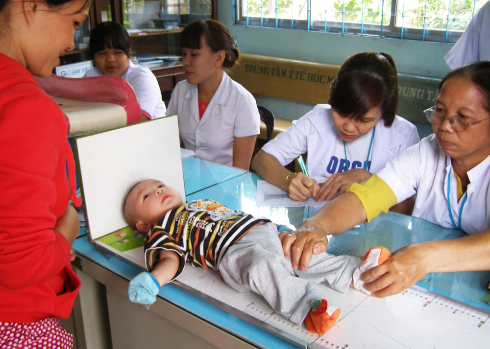  Người dân tập trung cho con tiêm vaccine miễn phí ảnh 16