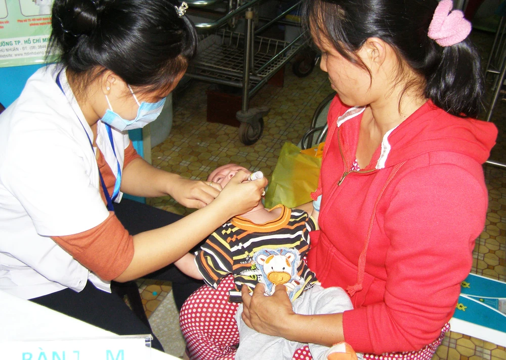  Người dân tập trung cho con tiêm vaccine miễn phí ảnh 18