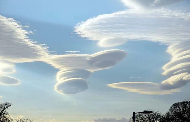 Những đám mây hình đĩa bay trên bầu trời Anh ảnh 5
