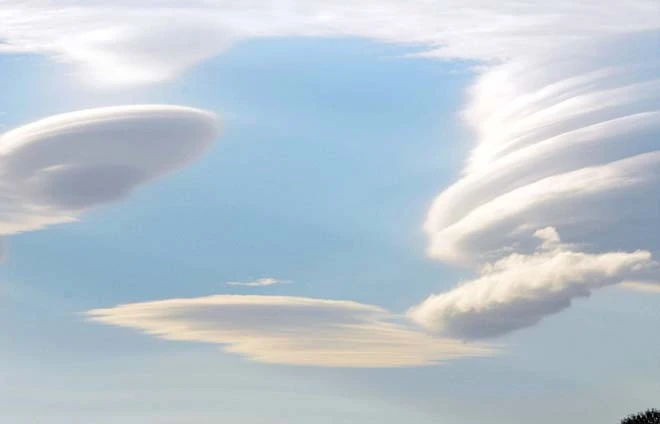 Những đám mây hình đĩa bay trên bầu trời Anh ảnh 6