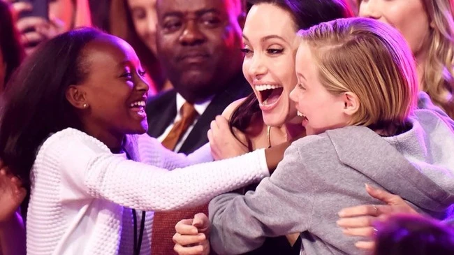 Ảnh: J2 Tối 28/3 (theo giờ địa phương), lễ trao giải của Kids' Choice Awards đã diễn ra tại Los Angeles. Nữ diễn viên Angelina Jolie - nhân vật sự kiện trong 2 tuần qua - đã được tôn vinh tại giải Nhân vật phản diện được yêu thích. Với vai diễn bà tiên hắc ám trong phim Maleficent và phần thể hiện đầy xúc cảm, không ngạc nhiên khi cô được nhận giải thưởng trên. Angelina đã đến lễ trao giải cùng 2 cô con gái - bé Zahara (10 tuổi) và Shiloh (8 tuổi) - và cả hai đứa trẻ dường như không thể hứng khởi hơn khi tên mẹ của chúng được xướng lên. Zahara và Shiloh đã dành cho mẹ mình những cái ôm lớn với nụ cười rạng rỡ trên khuôn mặt. Dưới đây là những hình ảnh đáng nhớ của Angelina Jolie tại Kids' Choice Awards 2015: Nữ diễn viên vừa trải qua ca phẫu thuật cắt bỏ buồng trứng ăn vận đơn giản và thanh lịch Các con của Jolie reo mừng khi vai diễn phù thủy của mẹ trong phim Maleficent giành được giải thưởng "vai phản diện xuất sắc nhất"