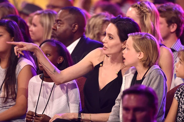 Hình ảnh đẹp của mẹ con Angelina Jolie tại Kids' Choice Awards 2015 ảnh 2