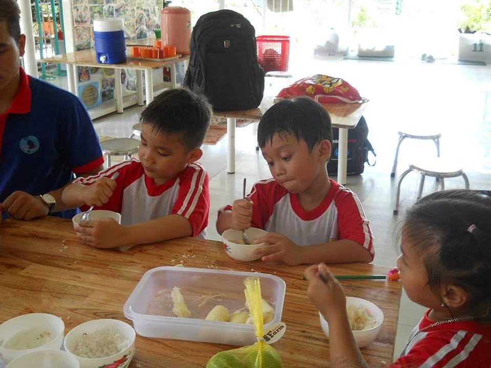 Ngộ nghĩnh bé mầm non tập làm nông dân ảnh 16