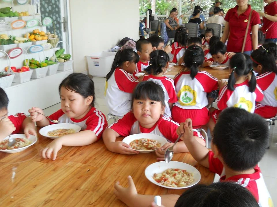 Ngộ nghĩnh bé mầm non tập làm nông dân ảnh 12