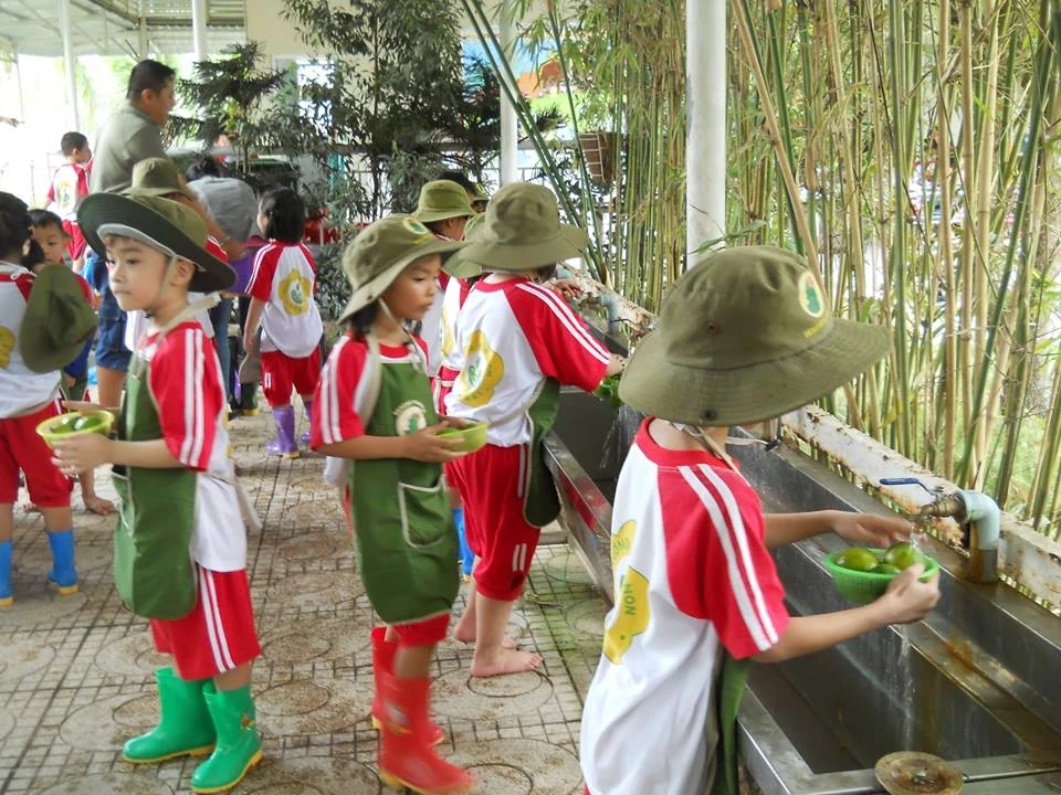 Ngộ nghĩnh bé mầm non tập làm nông dân ảnh 9