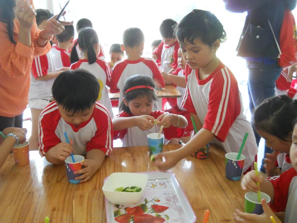 Ngộ nghĩnh bé mầm non tập làm nông dân ảnh 15