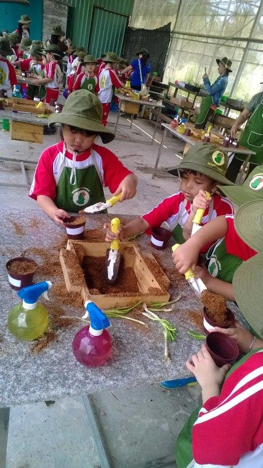 Ngộ nghĩnh bé mầm non tập làm nông dân ảnh 5