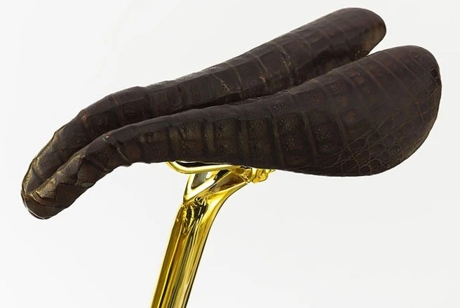 Yên xe bằng da cá sấu...