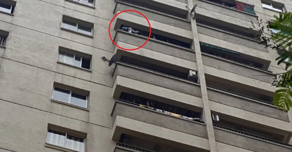 Mọi người đều thở phào khi cháu bé trèo vào phía trong.