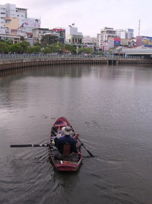 Người nhặt tiền sạch giữa chốn bùn nhơ ảnh 1