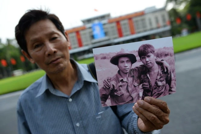 Ông Chu Chí Thành - nguyên chủ tịch Hội Nhiếp ảnh Việt Nam, nguyên phóng viên ảnh TTXVN, tác giả của bức ảnh Hai người lính - trước hội trường Thống Nhất, TP.HCM chiều 26-4 - Ảnh: Thuận Thắng