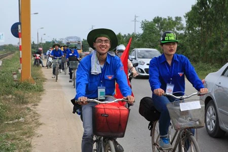 SV Thu do dap xe vuot 100 km ve Gio to Hung Vuong