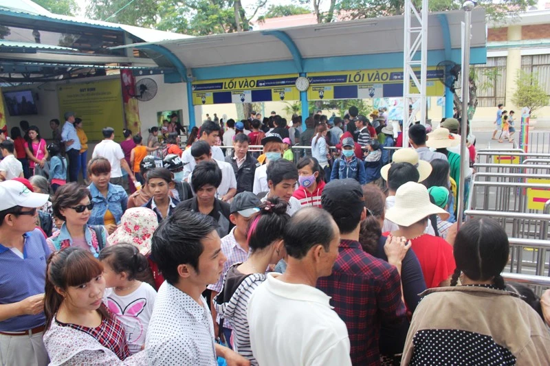 vui chơi, Đầm Sen, Thảo Cầm Viên, Sài Gòn, nắng nóng, quá tải, công viên nước