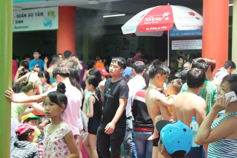 vui chơi, Đầm Sen, Thảo Cầm Viên, Sài Gòn, nắng nóng, quá tải, công viên nước