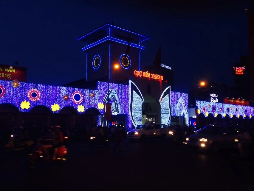 Người dân bắt đầu đổ về trung tâm chơi lễ ảnh 3