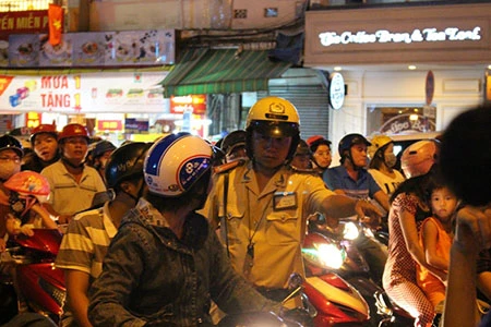 Người dân bắt đầu đổ về trung tâm chơi lễ ảnh 8