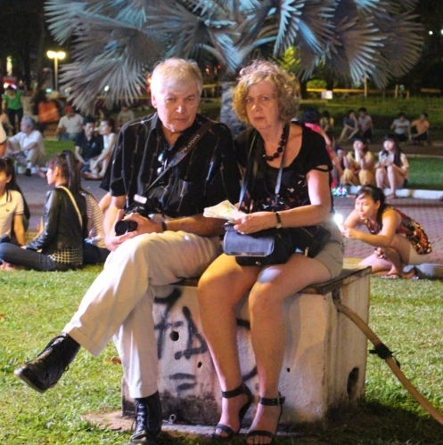 Người dân bắt đầu đổ về trung tâm chơi lễ ảnh 2