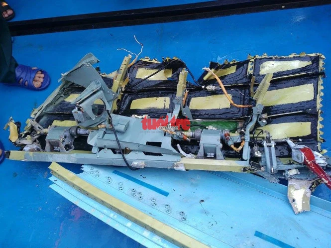 Cận cảnh mảnh vỡ buồng lái - Ảnh: Hoàng Văn Số