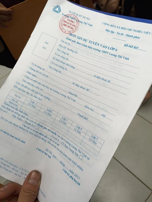 Bên trong có tờ thống kê quá trình học tập ở cấp 1