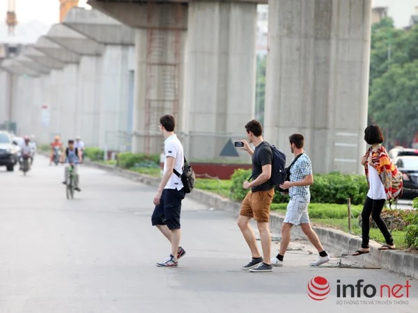 Dỡ cầu đi bộ, hàng trăm sinh viên phải băng qua đường giờ nguy hiểm ảnh 10