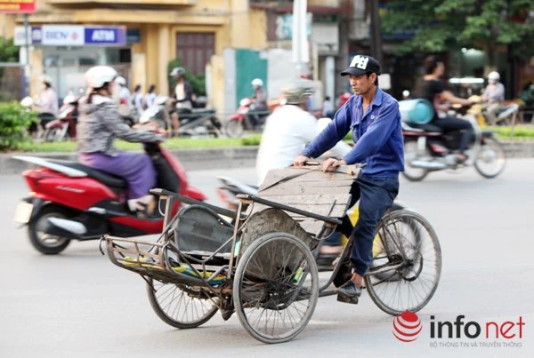 Dỡ cầu đi bộ, hàng trăm sinh viên phải băng qua đường giờ nguy hiểm ảnh 1