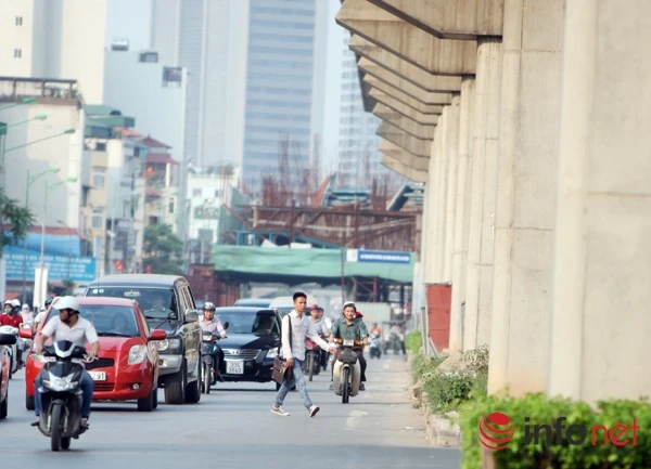 Dỡ cầu đi bộ, hàng trăm sinh viên phải băng qua đường giờ nguy hiểm ảnh 11
