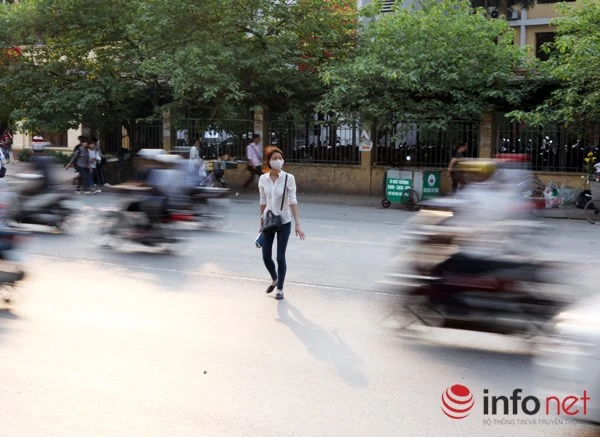 Dỡ cầu đi bộ, hàng trăm sinh viên phải băng qua đường giờ nguy hiểm ảnh 7