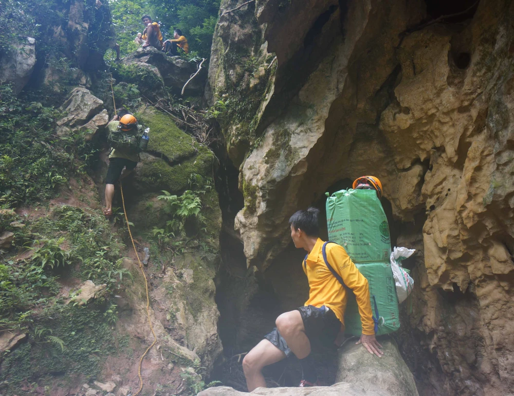 150 porter theo hãng truyền hình ABC vào hang Sơn Đoòng để làm gì? ảnh 2